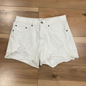 Abercrombie mid rise boyfriend short in white denim